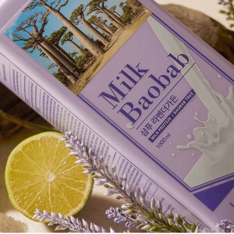 Champú hidratante Milk Baobab con fragancia a talco, ideal para uso diario y para mantener el cabello suave, manejable y con aroma prolongado.