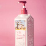 Acondicionador nutritivo con extractos botánicos que suaviza, repara puntas secas y aporta brillo saludable.