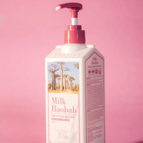 Acondicionador nutritivo con extractos botánicos que suaviza, repara puntas secas y aporta brillo saludable.