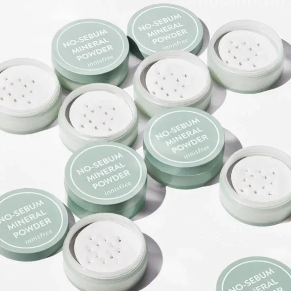 Polvo traslúcido Innisfree No Sebum, textura ligera que unifica tono y controla brillo.