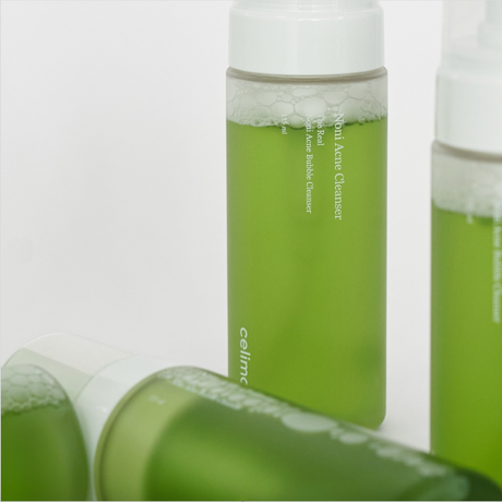 Limpiador Celimax Noni Acne Bubble regula la grasa y deja la piel fresca y libre de imperfecciones.