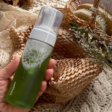 Noni Acne Bubble Cleanser de Celimax es ideal para limpiar poros y prevenir imperfecciones.
