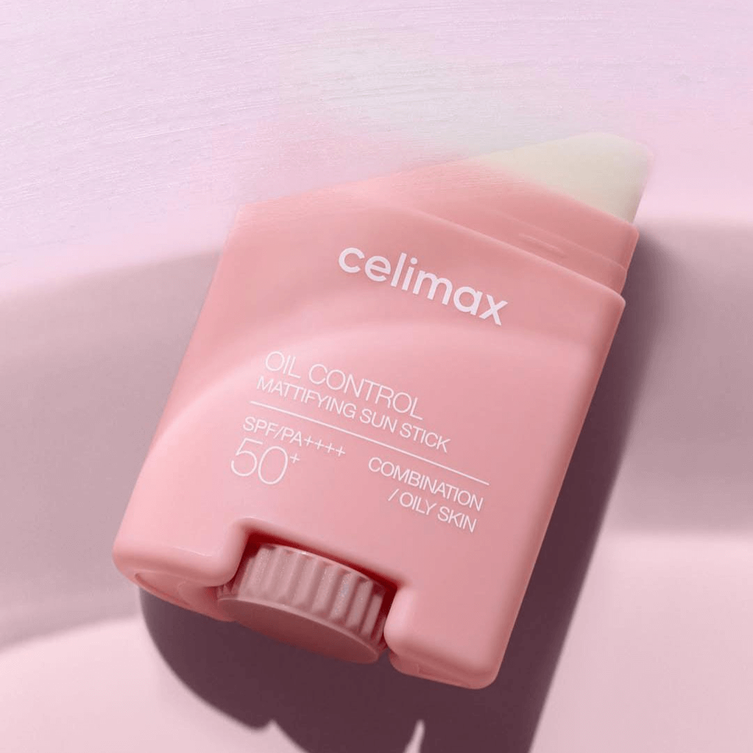 Celimax Oil Control Mattifying Sun Stick práctico formato en barra para retoques solares.