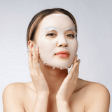 Sheet mask con tres tipos de ácido hialurónico para retener la humedad y mejorar la elasticidad de la piel.