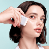 PDRN Essence Stick Balm VT Cosmetics práctico para llevar y reaplicar fácilmente.