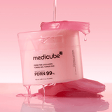 Medicube PDRN Pink Collagen Toner Pad de textura ligera que deja la piel radiante y uniforme.