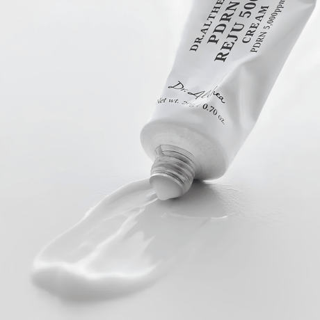 Crema facial regeneradora con ingredientes reparadores que ayudan a fortalecer la piel y mejorar su textura.