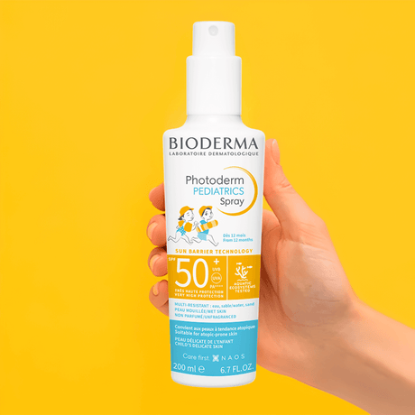 Photoderm Pediatrics Spray Bioderma ofrece alta protección solar UVA y UVB para niños.