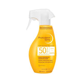 Photoderm Spray Bioderma protege del sol con aplicación rápida y cobertura uniforme.