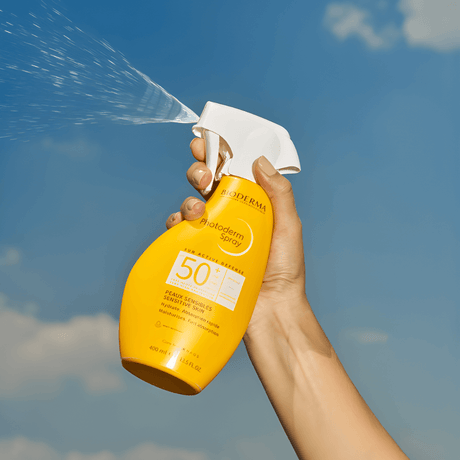 Photoderm Spray Bioderma ofrece alta protección solar para piel sensible y delicada.