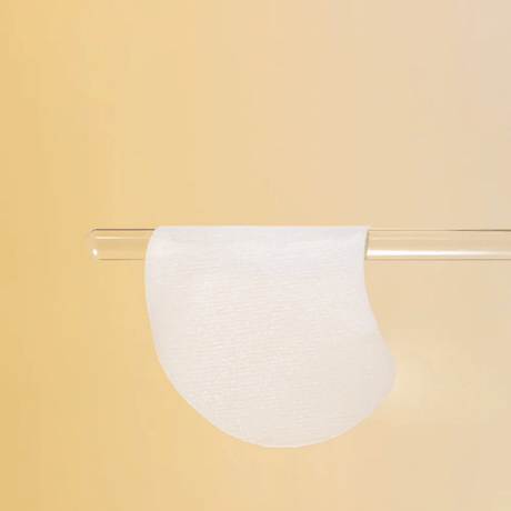 Celimax Pore Dark Spot Brightening Pad con AHA, BHA y PHA que exfolian suavemente las impurezas de la piel.