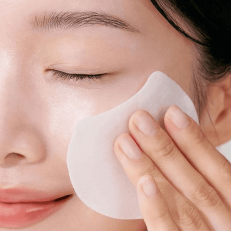 Celimax Pore Dark Spot Brightening Pad que atenúa cicatrices de acné y suaviza la piel.