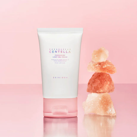 SKIN1004 Poremizing Gel Cream calma e hidrata sin obstruir poros gracias a su textura acuosa.