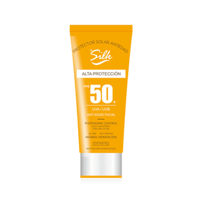 By Silk Protector Solar Antiedad SPF50 que previene manchas y líneas finas.