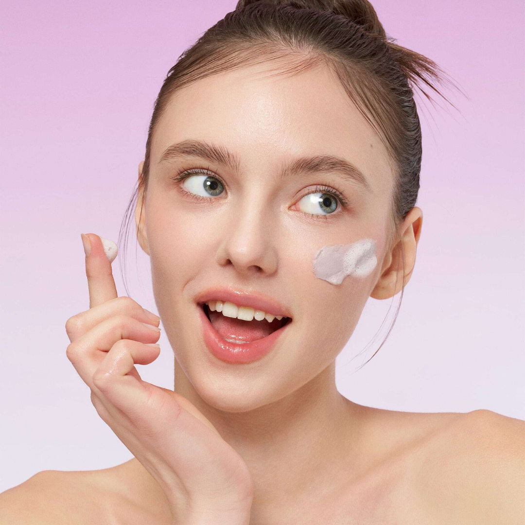 Limpiador Eqqualberry Purple Rice Pore Purifying Pack hidrata mientras purifica profundamente la piel.