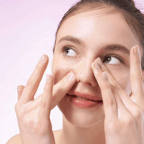 Purple Rice Pore Smoothing Cleansing Oil ofrece limpieza suave que mejora la elasticidad.