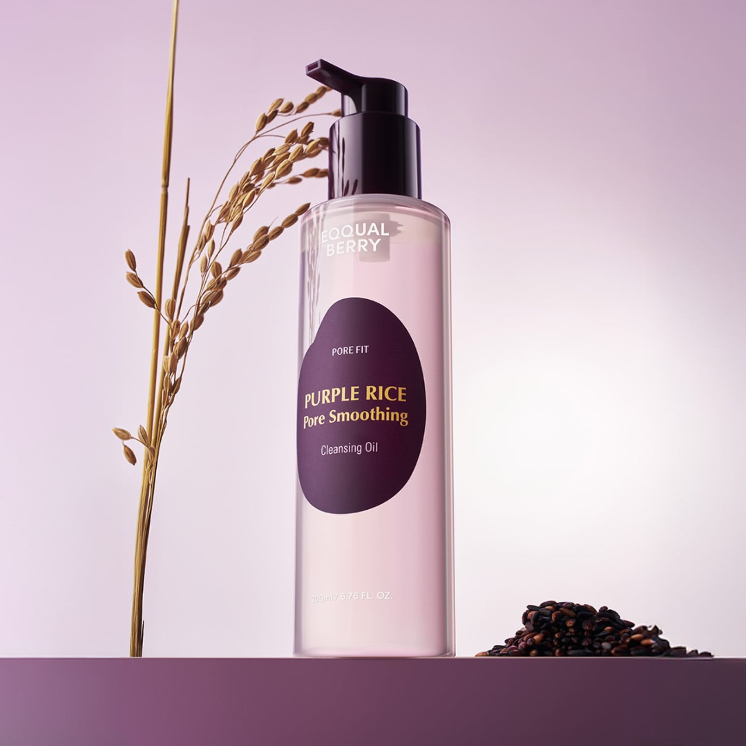 Eqqualberry Purple Rice Cleansing Oil estimula colágeno y suaviza la textura con arroz morado.