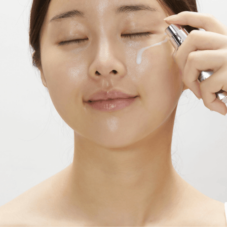 VT Cosmetics Reedle Shot Lifting Serum ayuda a redefinir el contorno facial.