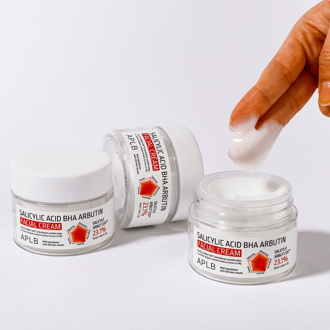 Hidratante facial formulada con BHA y arbutina para exfoliar suavemente, unificar el tono y mantener la piel equilibrada.