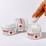 Hidratante facial formulada con BHA y arbutina para exfoliar suavemente, unificar el tono y mantener la piel equilibrada.