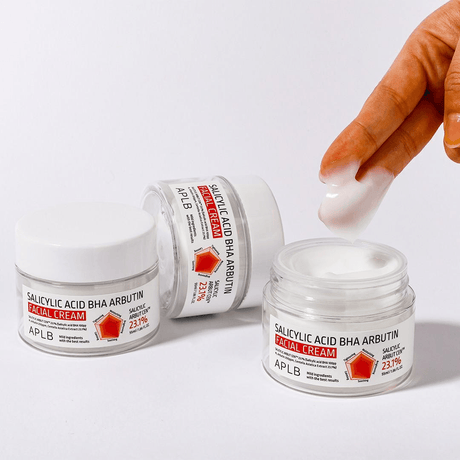 Hidratante facial formulada con BHA y arbutina para exfoliar suavemente, unificar el tono y mantener la piel equilibrada.
