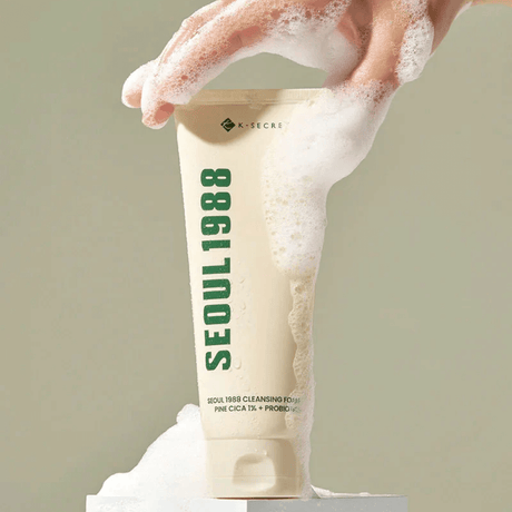 Pine Cica Cleansing Foam para remover impurezas suavemente.