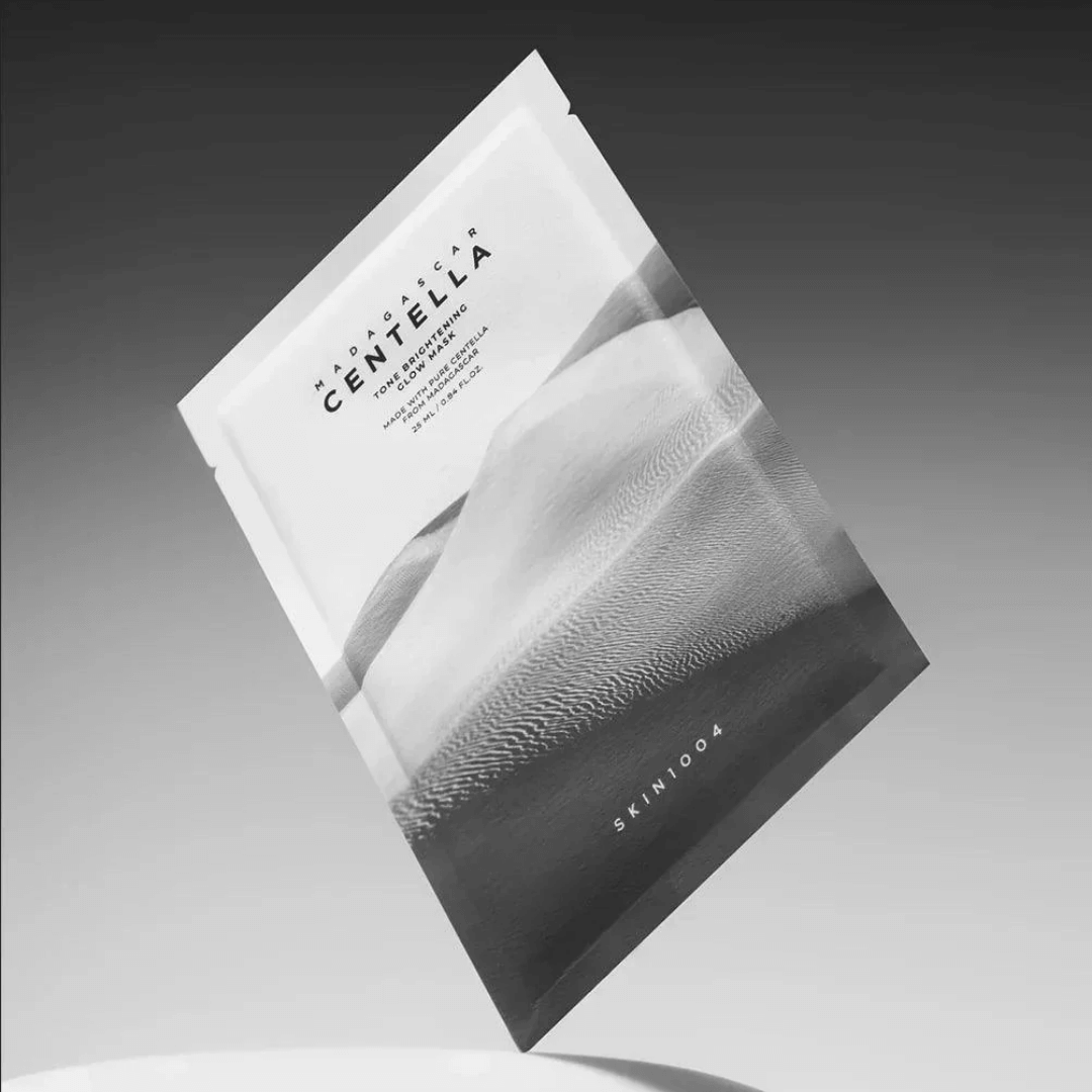 Sheet mask coreana con extracto de centella de Madagascar y activos iluminadores que ayudan a mejorar la apariencia de manchas y piel opaca.