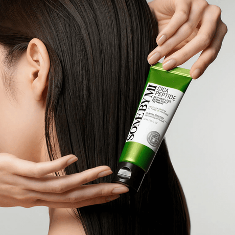 Derma Scalp Treatment con centella asiática y péptidos para estimular raíces debilitadas.
