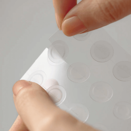 Adhesivos antiacné de diferentes tamaños que protegen contra bacterias externas.