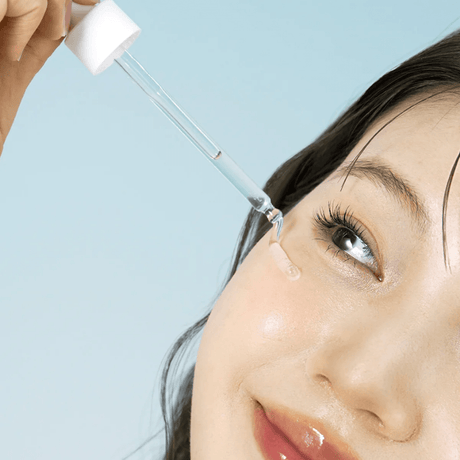 Sérum facial con ingredientes humectantes que ayudan a rellenar la piel con hidratación y mejorar su elasticidad natural.