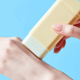 Sun stick facial resistente al agua con SPF50+ PA++++ que ayuda a proteger la piel frente a la exposición solar y facilita la reaplicación.