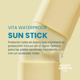 Protector solar en barra TOCOBO con fórmula waterproof, ideal para actividades al aire libre y para mantener la protección solar durante el día.