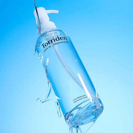 Cleansing oil facial con textura ligera que limpia profundamente sin dejar sensación grasosa.