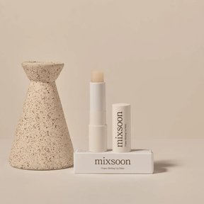 01 Clear, Vegan Melting Lip Balm, para labios hidratados y con aspecto natural.