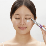 Eye cream con tecnología microneedle para mejorar firmeza.