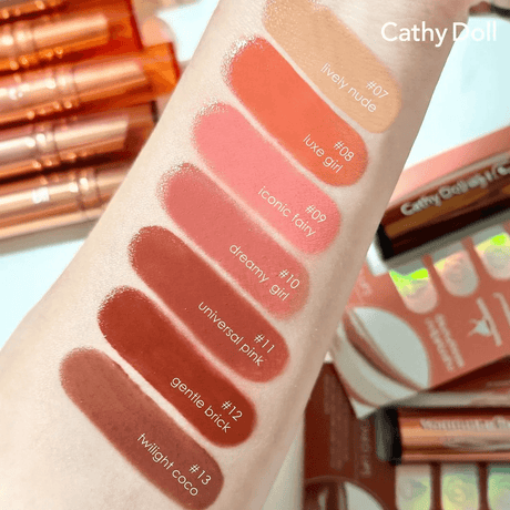 Wanna Shine Lipstick Cathy Doll ilumina labios con efecto glossy.